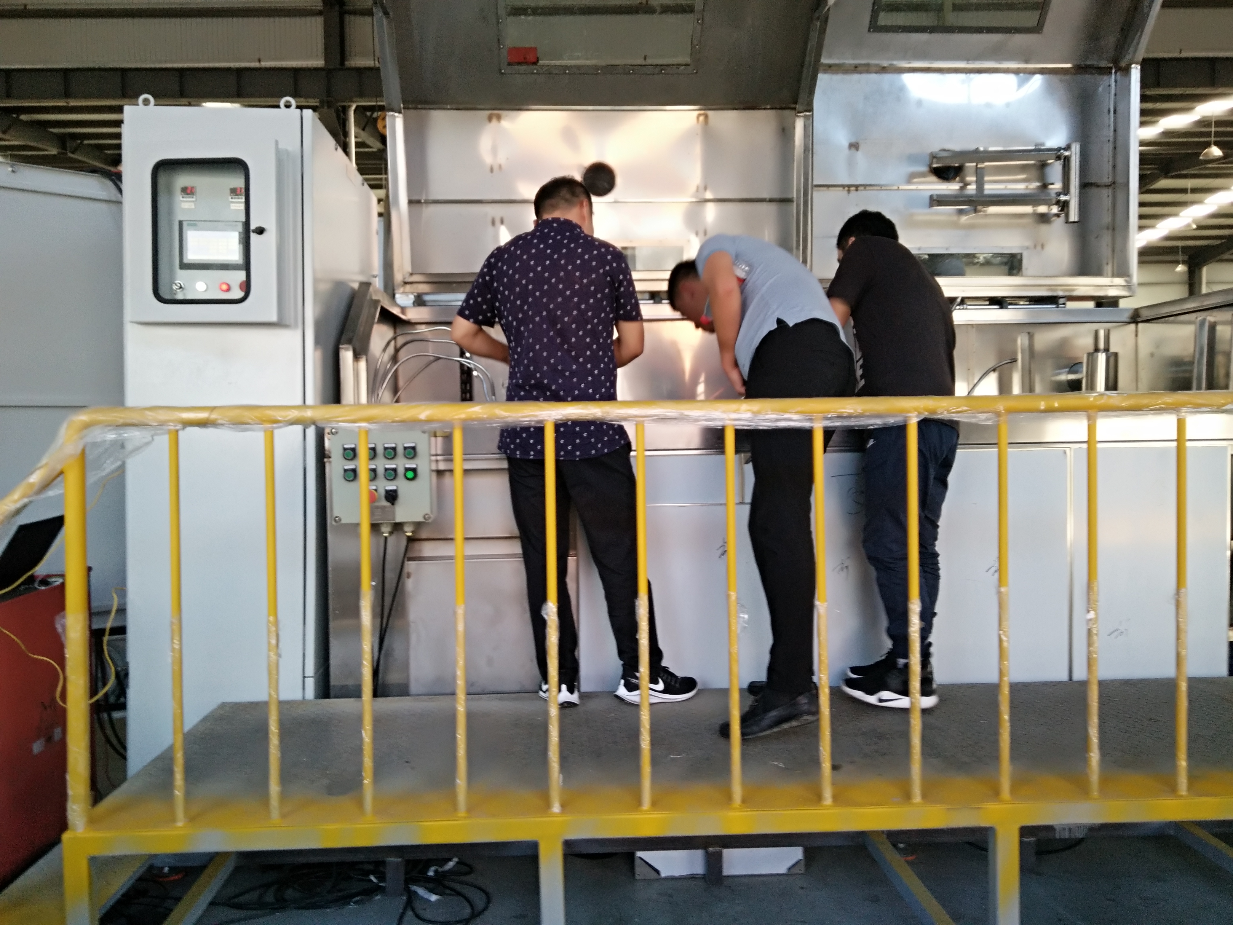 通過式噴淋清洗機：高壓噴淋如何實現高效除油與批量清洗？